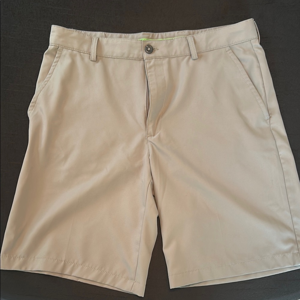 Izod Men's Gray Flat Front Shorts